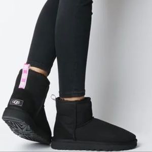 UGG Mini II w/Logo-*BRAND NEW* *IN BOX*